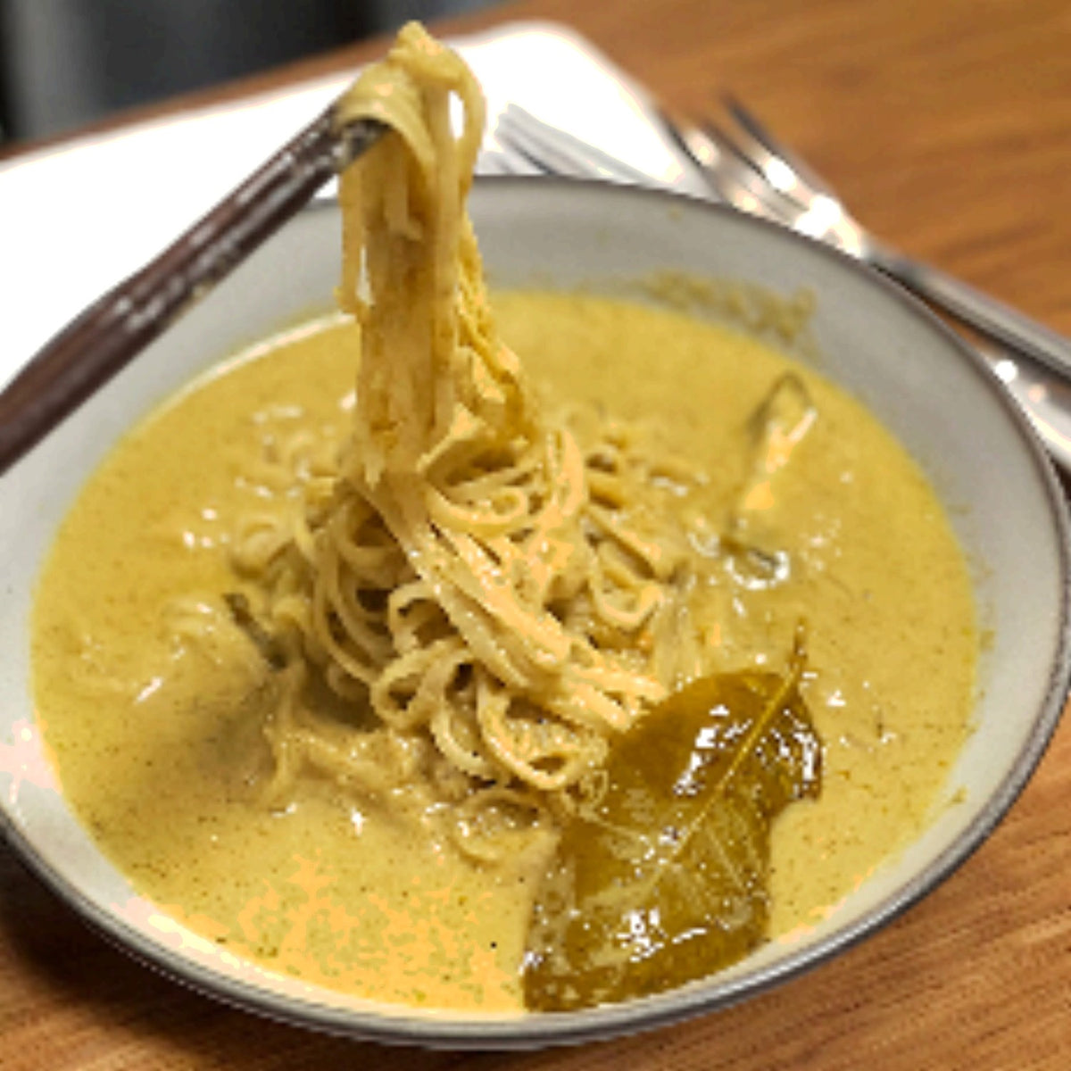用特濃青咖喱煮成的青咖喱湯麵