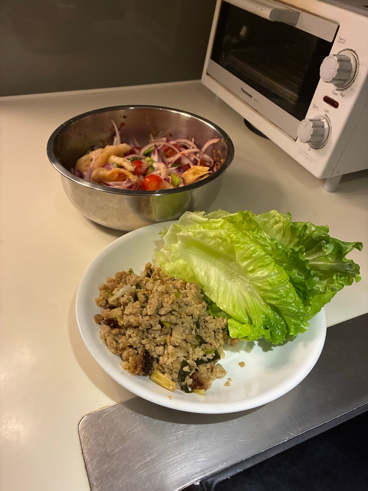 泰式香炒豬肉碎配生菜，生菜包吃法