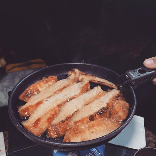 泰式燒豬頸肉在平底鑊中煎香