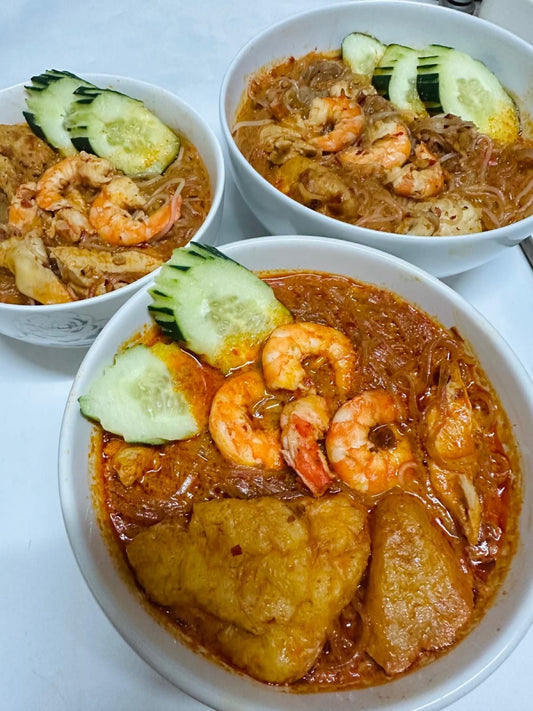 特濃冬陰功湯底煮成的大蝦湯麵，配青瓜及炸魚腐