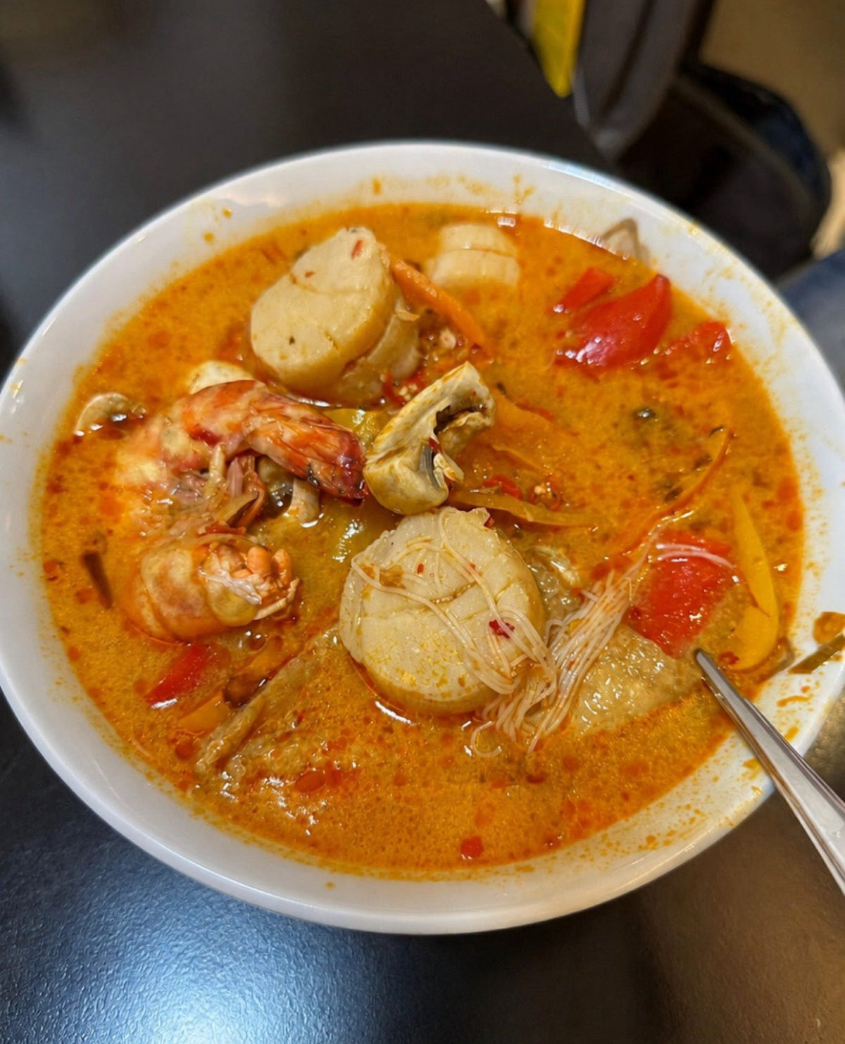 特濃冬陰功湯底配大蝦、魚蛋及番茄