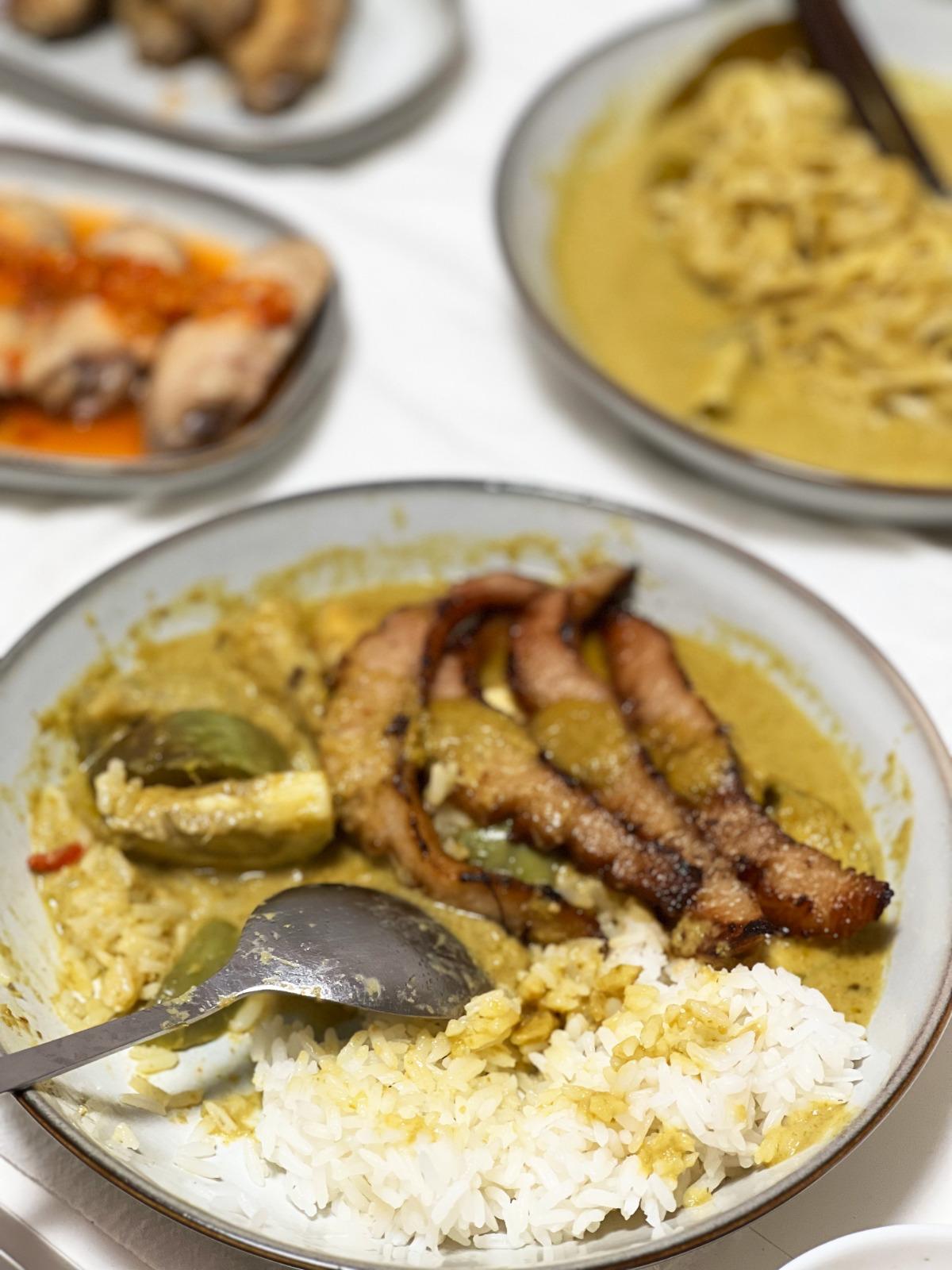 泰式燒豬頸肉配青咖喱飯