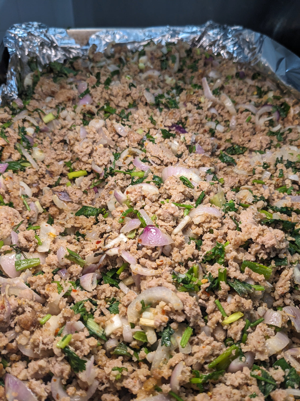 泰式香炒豬肉碎鋁箔盤配紅蔥香草（生菜包）